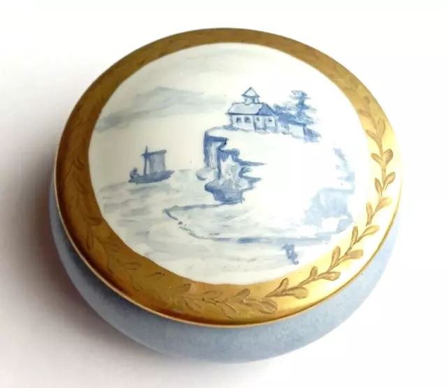 Ancienne Boîte En Porcelaine De Limoges Signé.