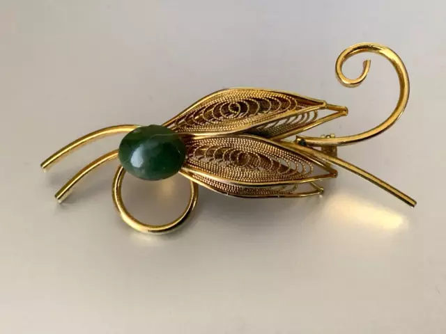 Splendido 1950s Vintage Designer Spilla - Dorata Metallo Filigrana con Verde