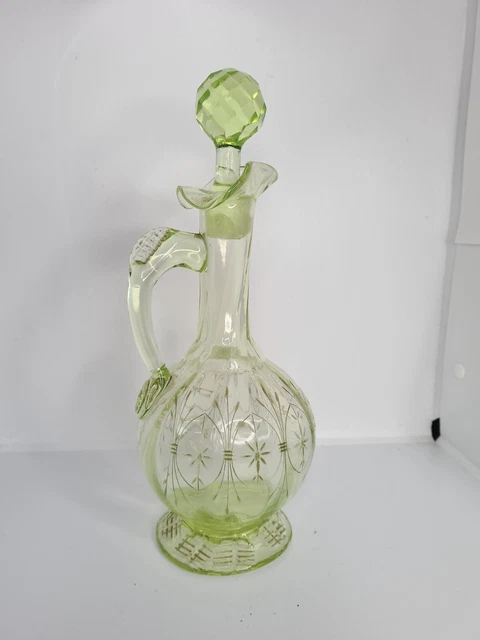 Carafe à liqueur en verre soufflé coloré ouraline jaune gravé Début XXème