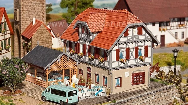 Maison De Ville Avec Studio De Tatouage Faller 130138 - Maquette HO 1:87, 215 Pièces à Monter