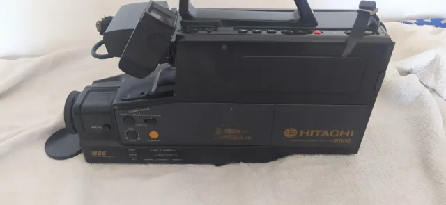 Hitachi VM-1200E Camera E Video VHS Collezione completa di valigia dedicata. 3