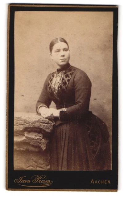Fotografie Jean Preim, Aachen, Damengraben 20, Portrait junge Dame in zeitgenös