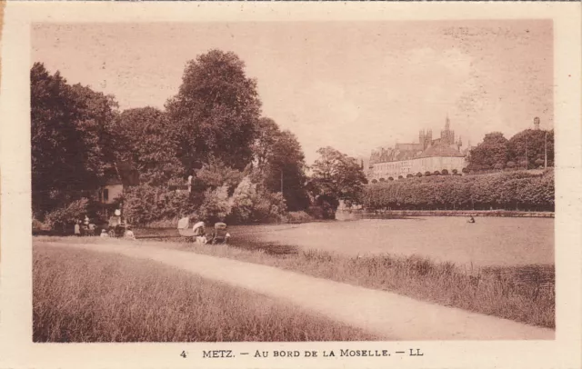 Carte postale ancienne MOSELLE METZ 4 LL au bord de la Moselle