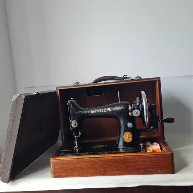 Vintage SINGER 99k Sewing Machine - 1939 - With Case& Extras - Working