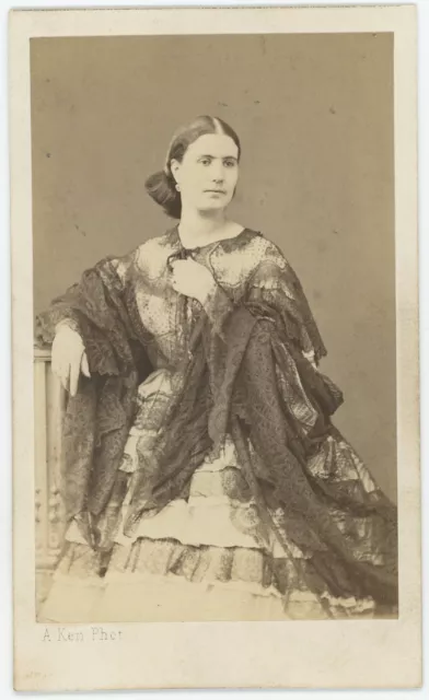 CDV circa 1865. Cantatrice à identifier par Ken à Paris. Julia Banuchi ? Opéra.