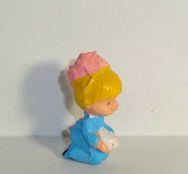 MÄDCHEN MIT HAUBE (kniend) Altfiguren 70er Jahre ORIGINAL