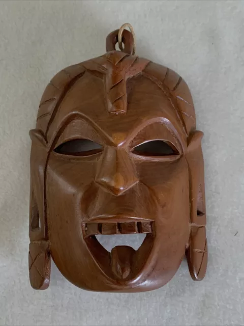 Piccola maschera viso in legno intagliato con gancio per appendere a parete, lunga circa 6