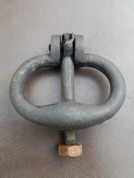 Ancien petit heurtoir marteau de porte en fonte 3