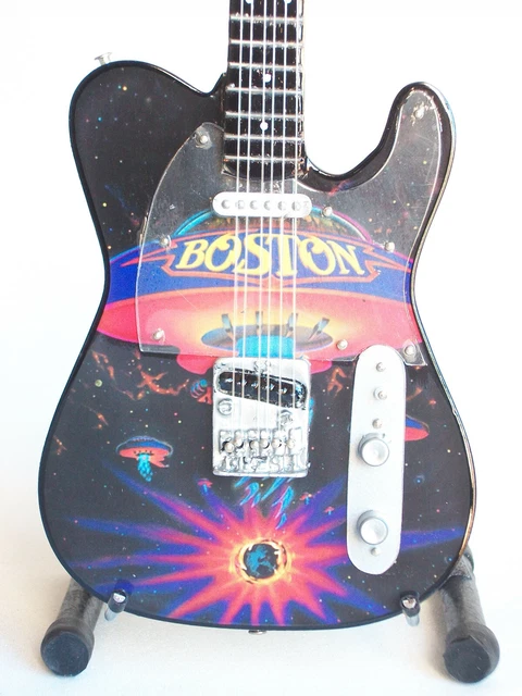 Guitare miniature de forme Telecaster en hommage au groupe de Rock "Boston"