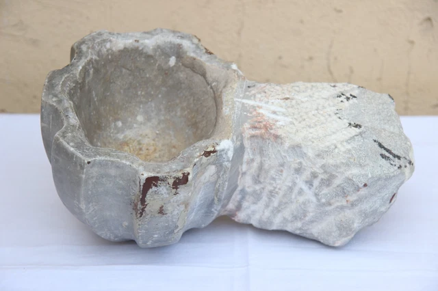 ANTICA ACQUASANTIERA IN MARMO GRIGIO PERLA A CONCHIGLIA DA MURO XVII secolo