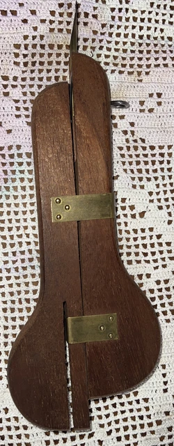 "Herramienta de transporte de enganche de alfombra de madera antigua primitiva con aguja de 6,75"""
