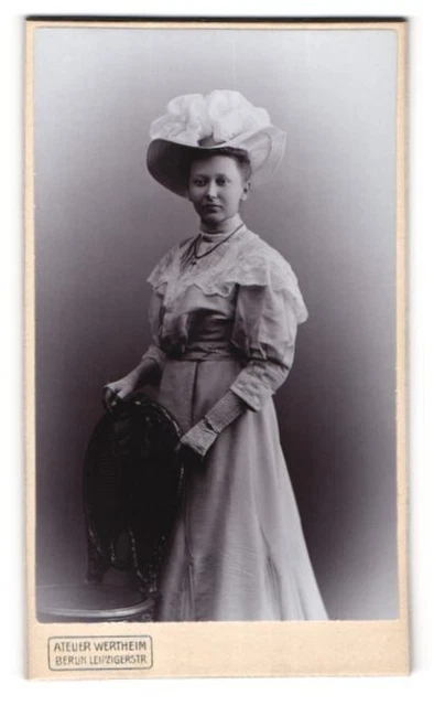 Fotografie Atelier Wertheim, Berlin, Leipzigerstr., Junge Dame im hübschen Klei