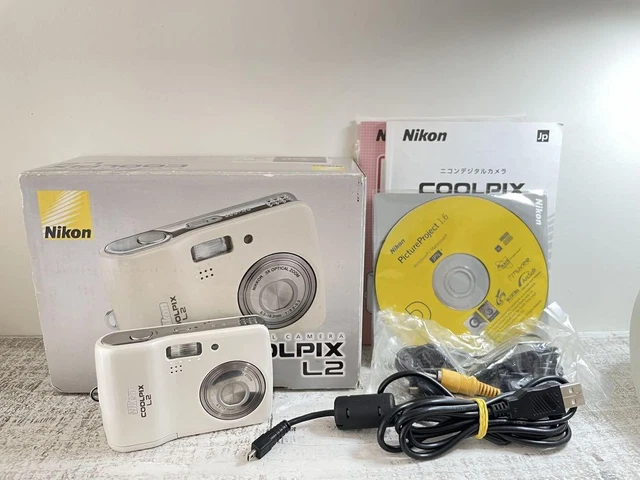 NIKON COOLPIX L2 White Digital Camera Body & Accessories AA
