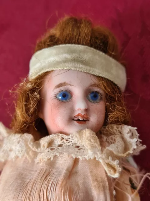 Petite poupée ancienne en porcelaine - mignonnette Unis France