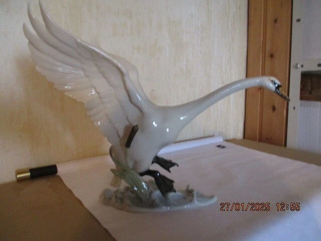 GROSSER SCHWAN IM Flug Porzellanfigur Hutschenreuther Entwurf Achtziger grosser-schwan-im-flug-porzellanfigur-hutschenreuther-entwurf-achtziger