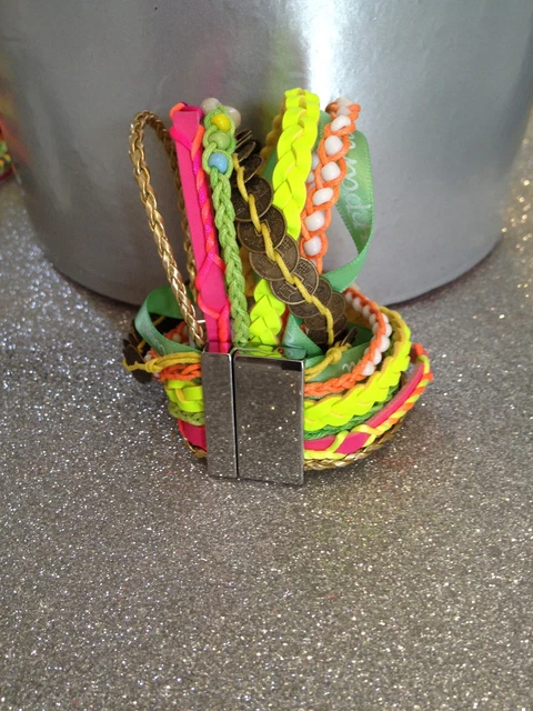 Bracelet Manchette Fantaisie Strass Noir Et Blanc - Modèle M8 Avec Breloques, Neuf Avec étiquettes