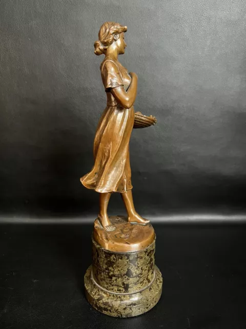 Antike Jugendstil Bronze Figur auf Marmorsockel "Frau mit Obstschale " um 1920 2