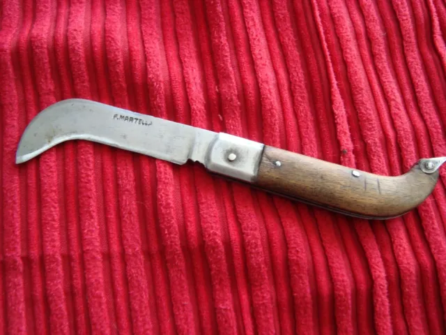 Laguiole knife hunting in Geneva wood, lame blocking