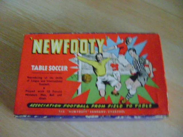 NEWFOOTY(SUBBUTEO RIVAL)- MID 1950s RED BOX SET- CELLULOID /FLAT TEAMS