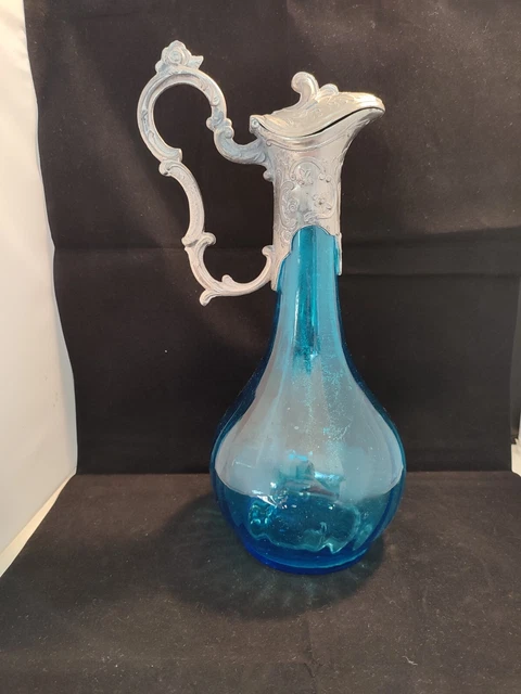 Ancienne aiguière, carafe en verre bleu et métal argenté