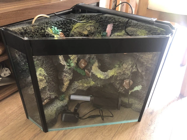 Corner Fish Tank good condition with all accessories for sale everything works