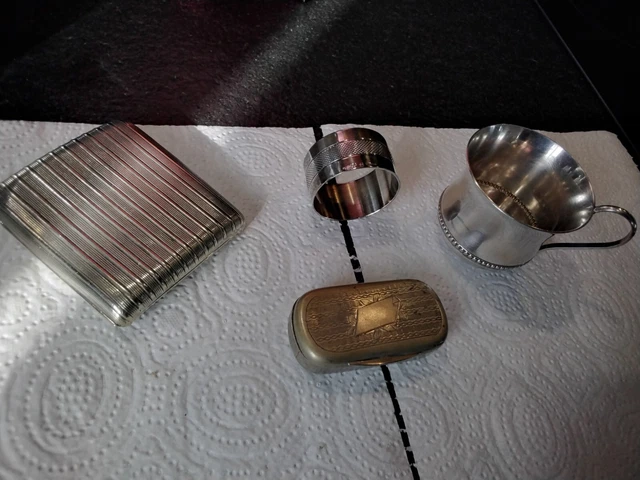 lot ancien tabatière , étui à cigarette ,rond de serviette, tasse  métal argenté