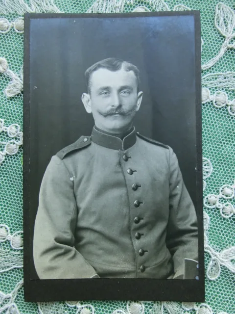 Foto 1. WK Soldat sitzend 1917 Portrait CDV Mann in Uniform mit Schnauzer