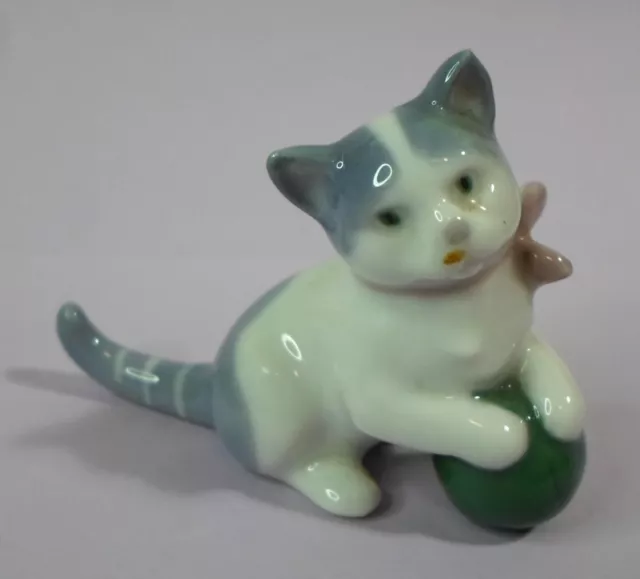 Antique METZLER & ORTLOFF KITTEN / CAT with BALL Figurine Hand Painted Germany