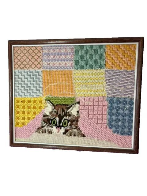 Imagen enmarcada vintage de gatito Calico con aguja y bargello