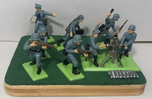 Vintage Britains Deetail Metal German Soldiers-x 7 & Display Board-1971? England