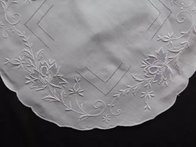 Grand napperon ancien en lin blanc brodé à la main de roses-Diam. 44cm