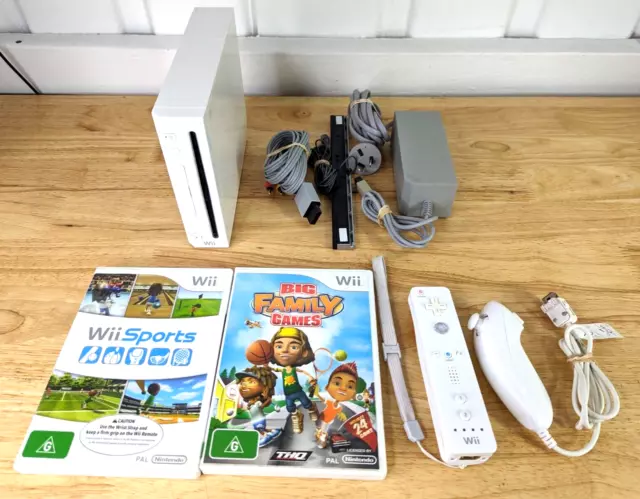 Nintendo Wii Console Bundle Lot 1 Controller 1 Nunchuck RVL-001  Wii Sports