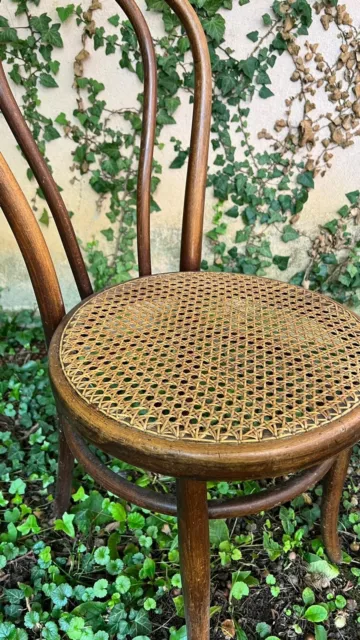 chaises de bistrot parisien à l'ancienne 