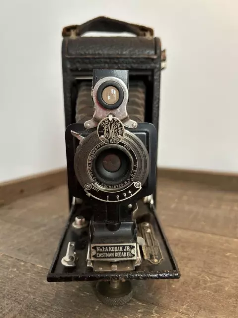 Ancien appareil photo argentique EASTMAN KODAK JUNIOR à soufflet