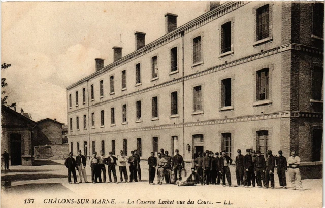 CPA MILITAIRE Chalons sur Marne-La Caserne Lochet vue des Cours (315987)