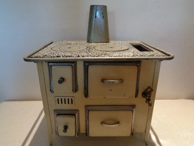 ANCIENNE &CUISINIERE FONTE EMAILLEE pour POUPEES ANCIENNES "années 40 bel état EUR 200,00