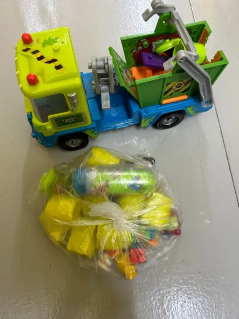 The Trash Pack (Trashies) Xmas Bundle -Skip/Garbage Truck with Characters + Bins