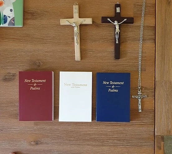 HOLY BIBLE KJV POCKET NEW TESTAMENT AND PSALMS BLUE, RED, WHITE VINYL Christian