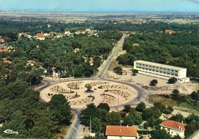 SOULAC SUR MER Vue aérienne Place de la République et le CEG C. E. G. Collège