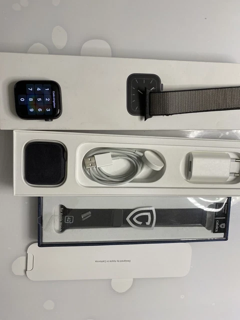 Apple Watch Series 5 (GPS), 44mm, Space Gray, Sport-Loop Armband grau