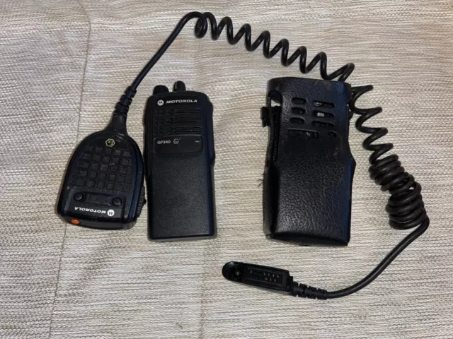 Motorola radio GP 340 Ex with hand mic case and one Battery untested