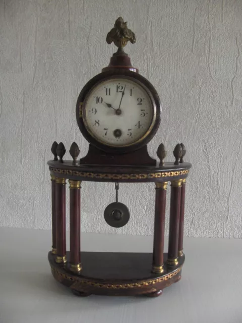 Horloge, pendulette, pendule portique demi-lune en acajou et laiton