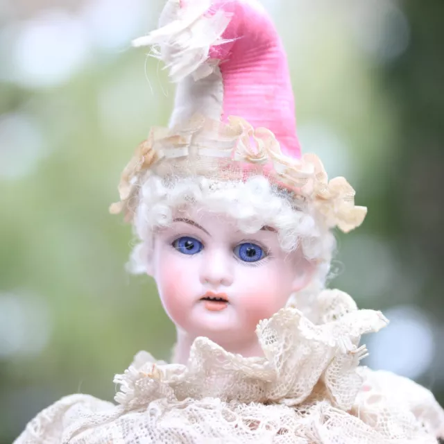 Rare poupée en porcelaine à la mode antique en vêtements de soie des années 1910 2