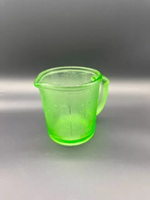 Vintage Green Depression Uranium Textured Glass 4 Cup / 1 Quart Measuring Cup 2