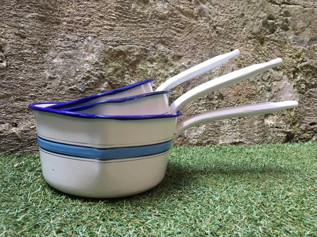 Série de trois casseroles en tôle émaillée