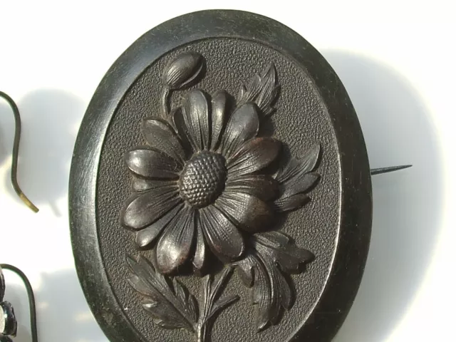 LOT / BEAUX BIJOUX de DEUIL ANCIENS XIXème / BROCHE Fleur en BOIS et B.O Pensée 3