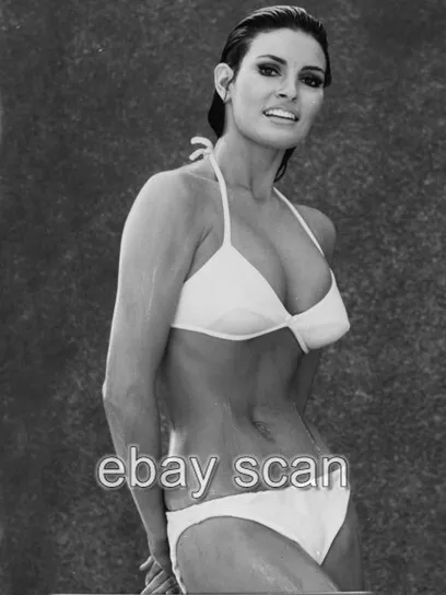 RAQUEL WELCH BIKINI BEAUTY  CANDID     8X10 PHOTO   img259