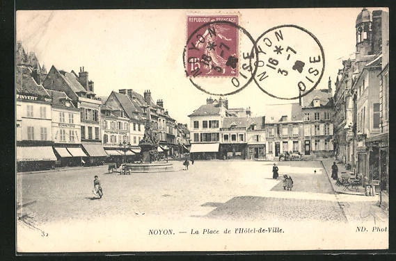 CPA Noyon, la Place de l´Hotel-de-Ville