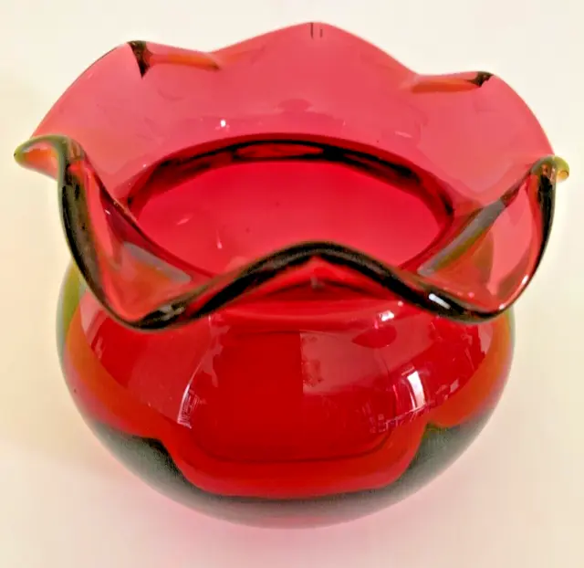 POSY SCHÜSSEL, Cranberryglas, geriffelte Öffnung. 9 x 8 cms. ca.