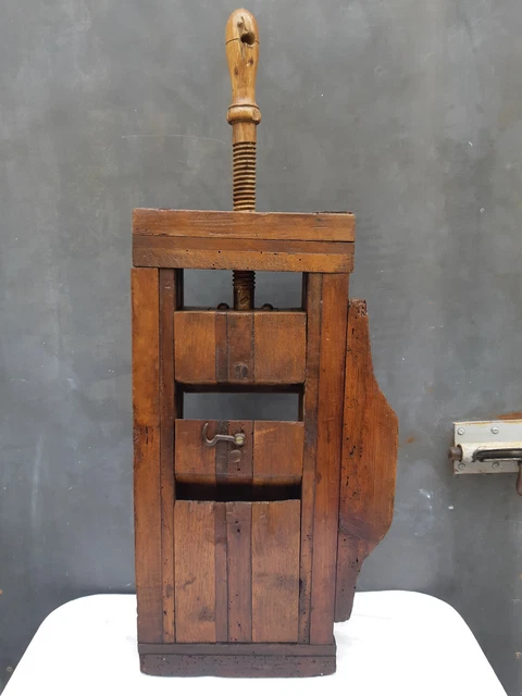 Ancien Outil Boite à Recaler Plate Presse Menuisier Étau Ébéniste Art Populaire
